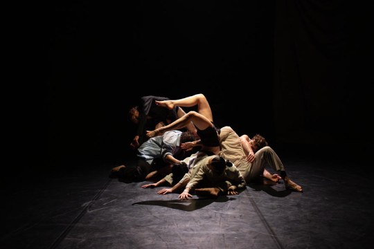 "People watching: play dead" — imagen 3